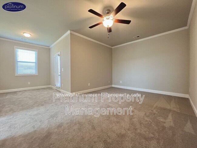 Building Photo - 2360 Manor Pointe Dr