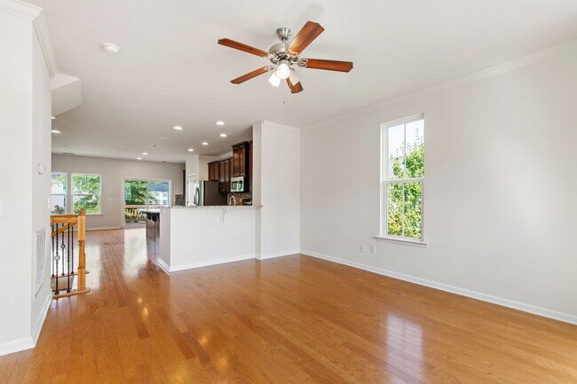 Building Photo - Beautifully Maintained 4BR/3.5BA End-Unit Townhome in Twin Lakes