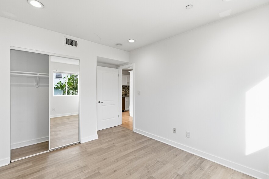 Building Photo - 5646 Lexington Ave