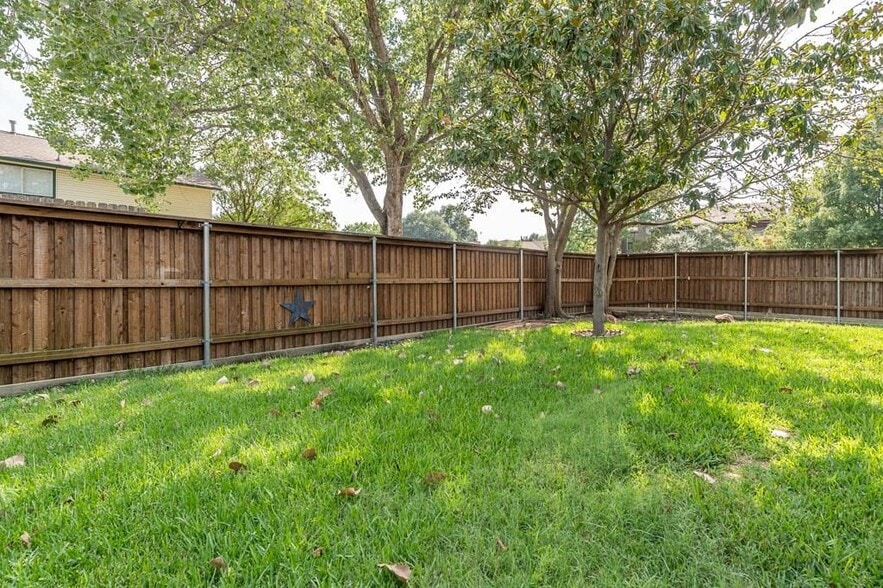beautiful back yard - 2000 Geneva Dr