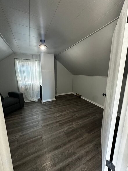 Building Photo - 1502 Lake St