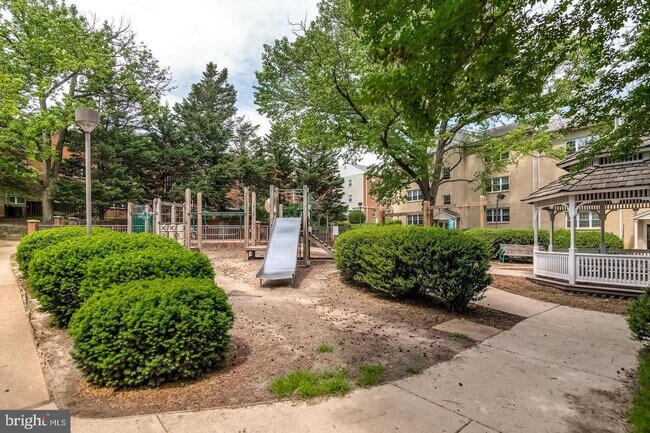 Building Photo - 6198 Greenwood Dr