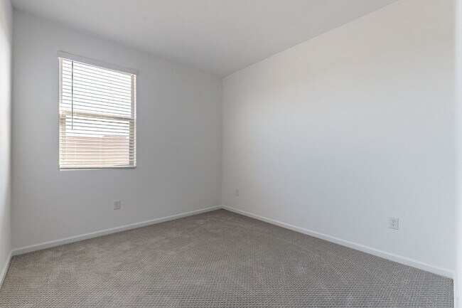 Building Photo - Pending/ Rented - New Mattamy Home!