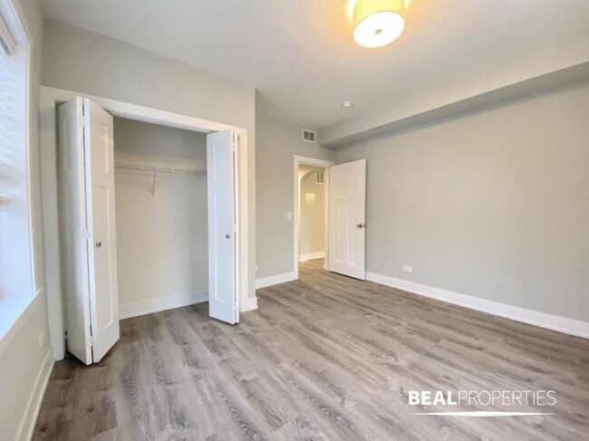 Building Photo - 2 bedroom in EVANSTON IL 60202