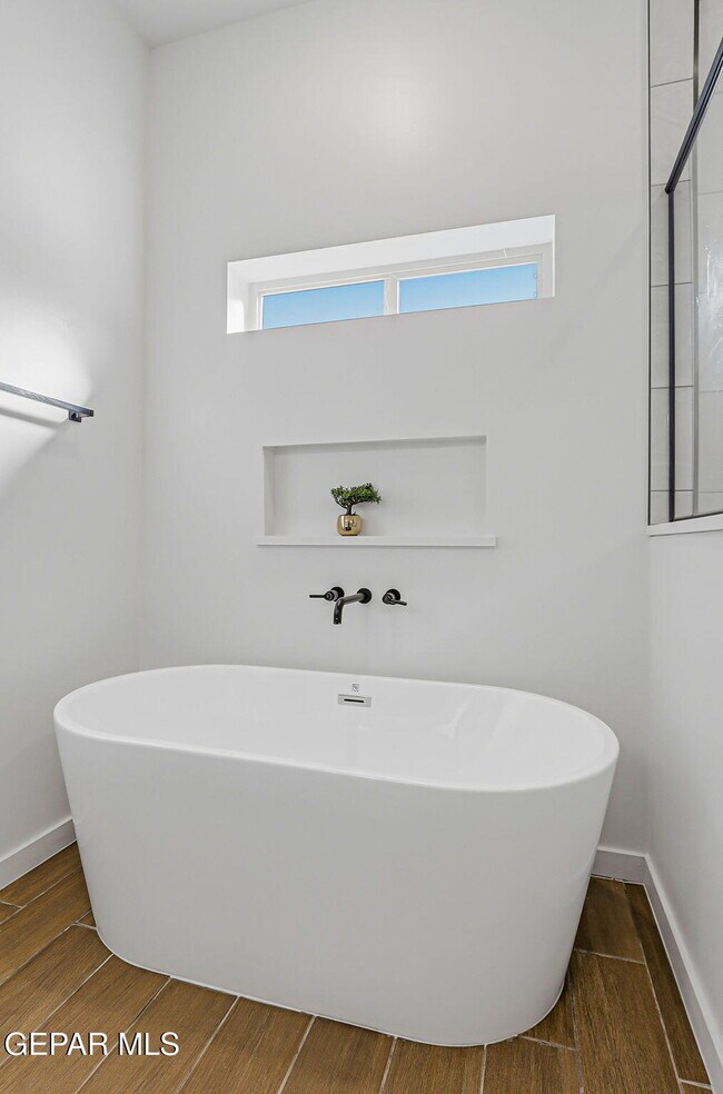 Building Photo - 244 Farnborough St