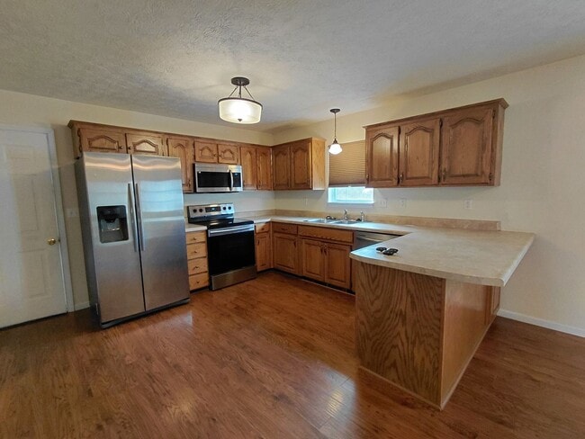 Building Photo - Home close to Post