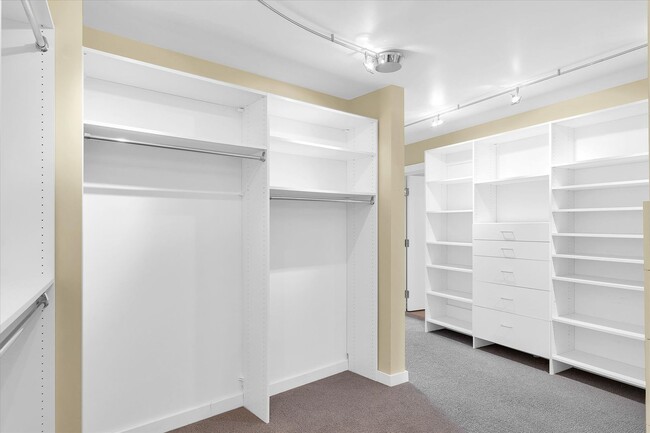 Building Photo - 3,400 SQFT CONDO IN DOWNTOWN CHAMPAIGN W/ ...