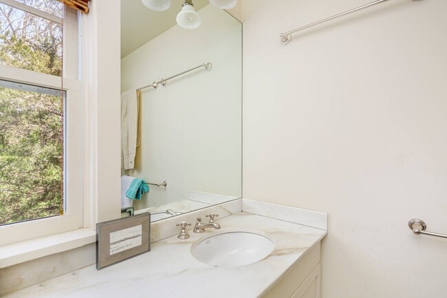 Building Photo - 27 Horseshoe Dr N