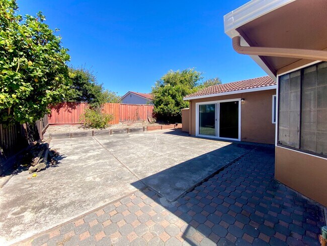Building Photo - 3-bedroom home located in Union City! – wi...