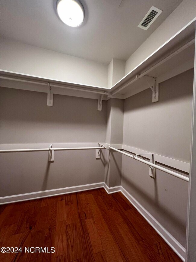 Building Photo - 124 Walnut St