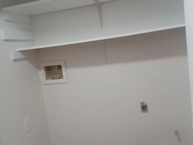 Building Photo - 595 Wedgewood Dr