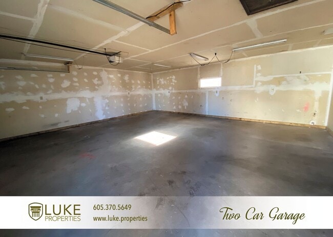 Building Photo - 1405 E 8th St