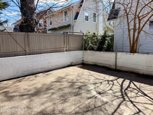 Building Photo - 1102 Drummond Ave