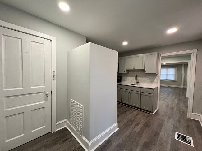 Building Photo - Refreshed 3BR/1BA Cozy Home with Porch & Fenced Yard!