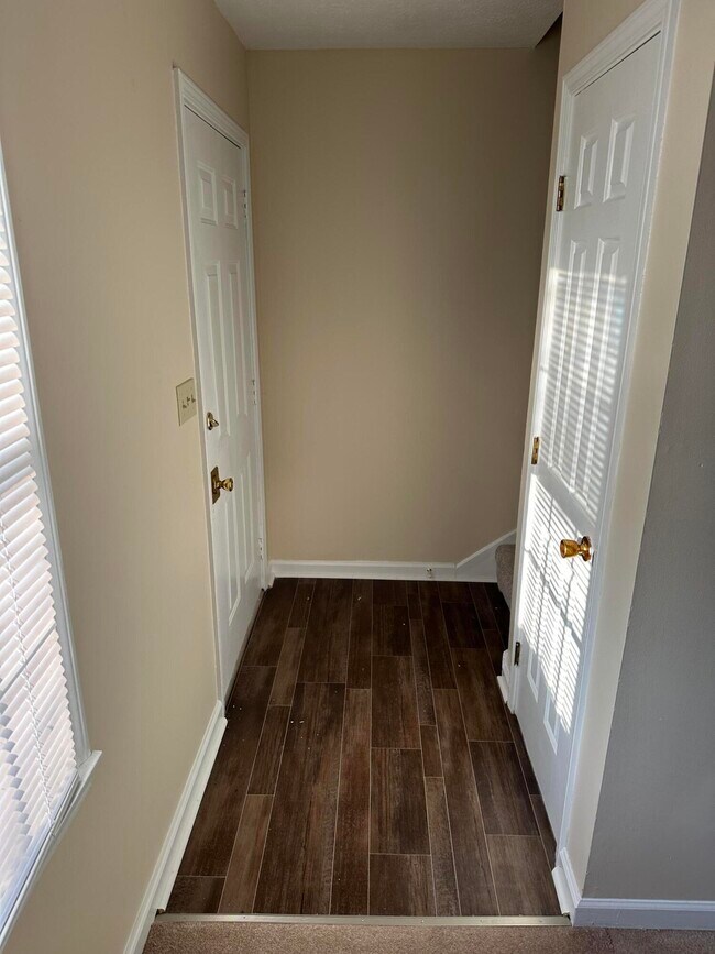 Building Photo - 165 Landings Dr