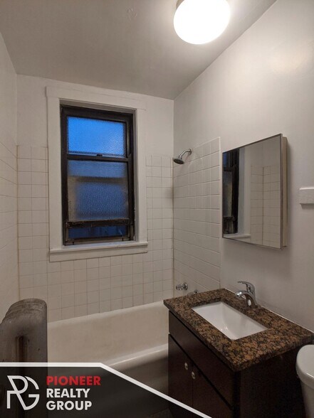 Building Photo - 2122 W Ainslie St