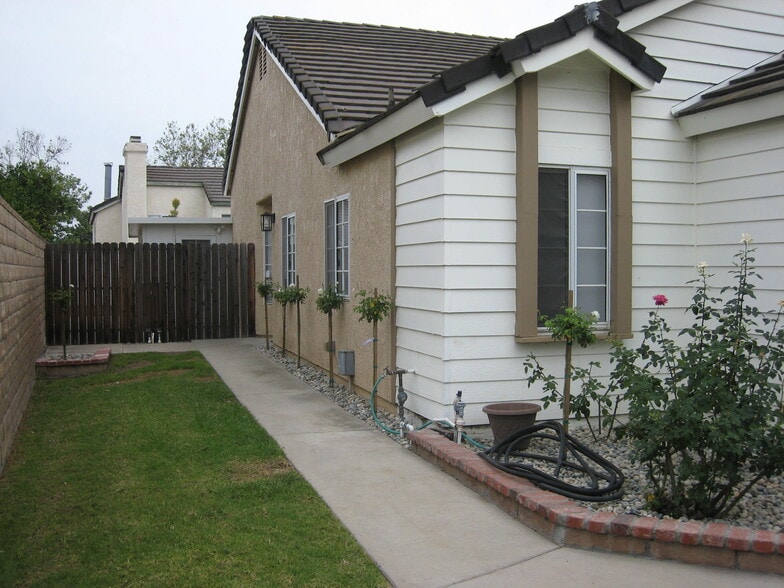 Building Photo - 2616 Cimmaron Ave