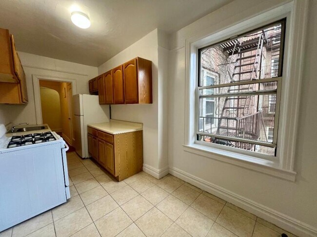 Building Photo - 1 bedroom in SUNNYSIDE NY 11104