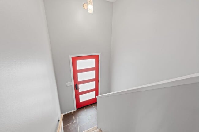 Building Photo - 4-Bedroom Retreat in Medical Lake - 2 Baths & 2,454 Sq/Ft Half Month Rent Free!