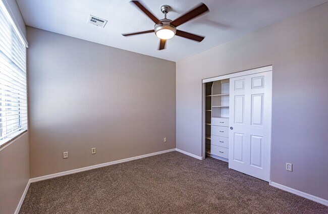 Building Photo - Townhome near Downtown Summerlin