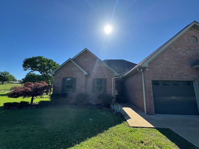 Building Photo - Steps from the Tee—Your Golf Course Home A...