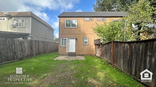 Building Photo - Charming 2BD/1.5BA Duplex