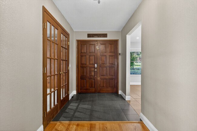 Building Photo - Charming 3-Bed / 2-Bath Retreat on Over an Acre in Sebastopol