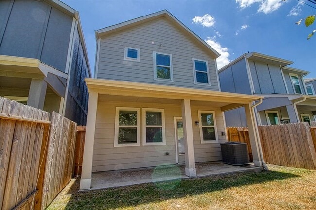 Building Photo - 16012 Oregon Oak Dr