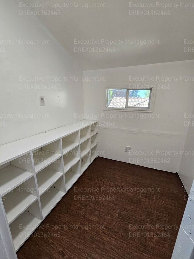 Building Photo - 3 bedroom/ 2.5 bathroom 2 story home.