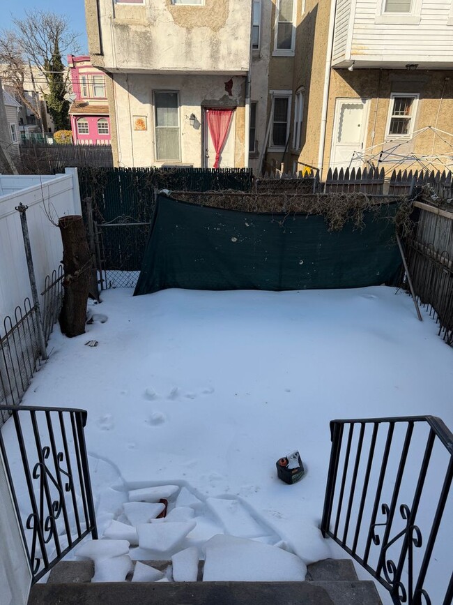 Building Photo - 317 York St