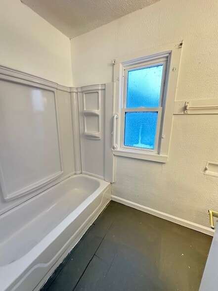 Building Photo - 703 W 18th St