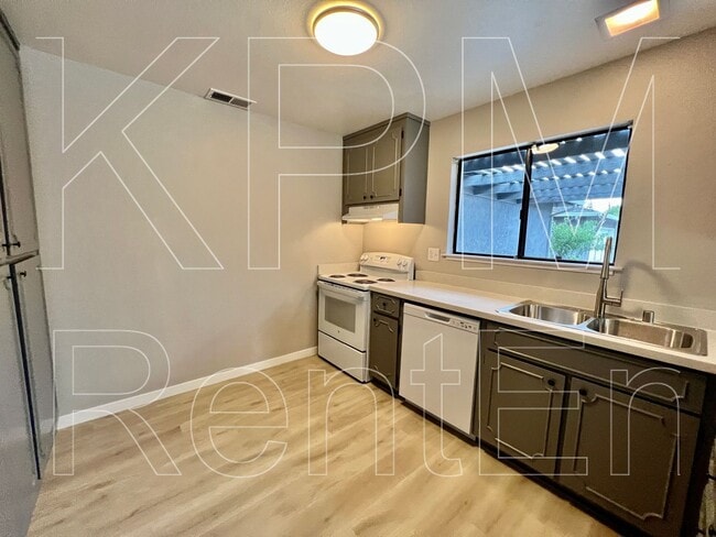 Building Photo - 5532 Fox Sparrow Ct
