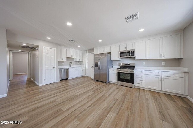 Building Photo - 5336 W Lewis Ave