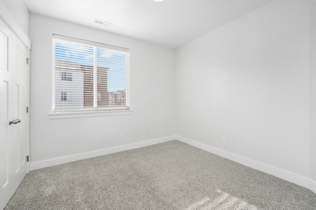 Building Photo - Beautiful 3BR Condo in Riverton - Move-In Ready