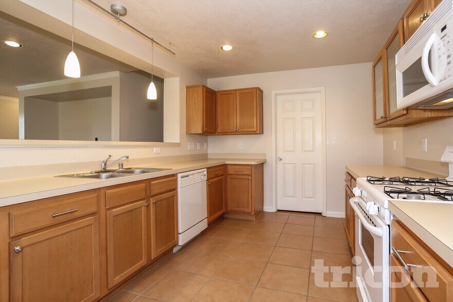 Building Photo - 7938 Blue Wahoo Ln