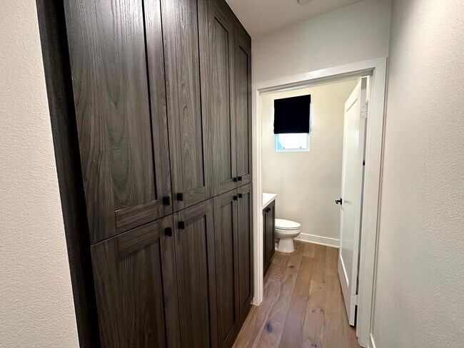Building Photo - Fantastic 3 Story Townhome - 2 bedrooms - ...