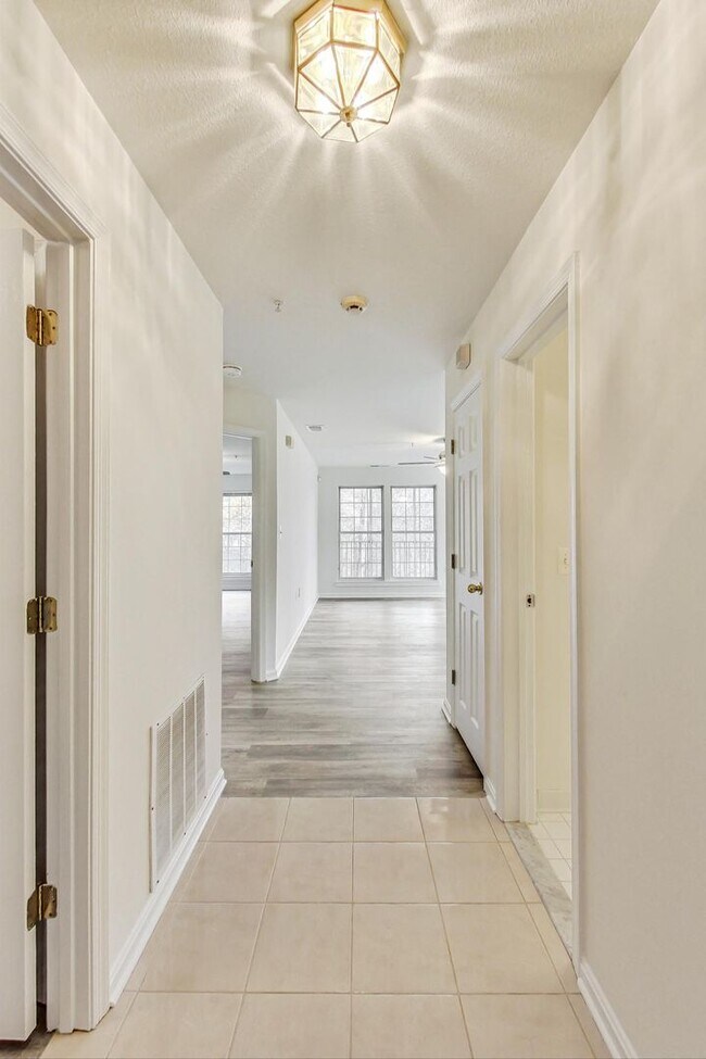 Building Photo - Renovated 2BD/2BA with 1 Reserved Parking ...