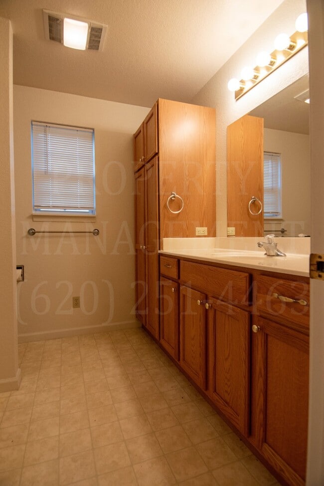 Building Photo - 2 Bedroom 2 Bath