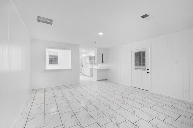 Building Photo - Recently renovated home in Whitehaven