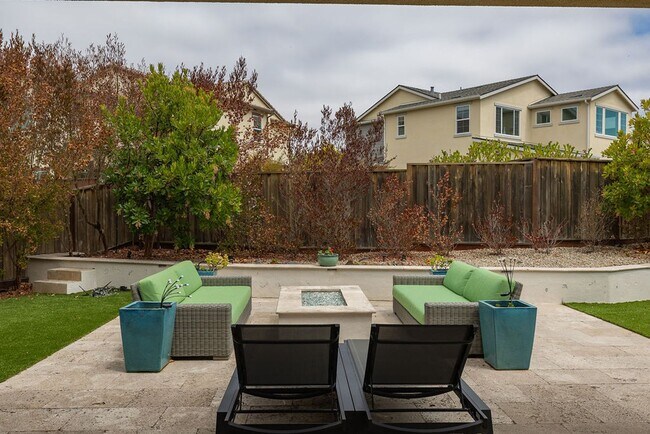 Building Photo - 589 Bluffs Dr