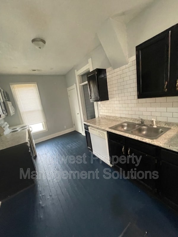 Building Photo - 826 W 2nd St