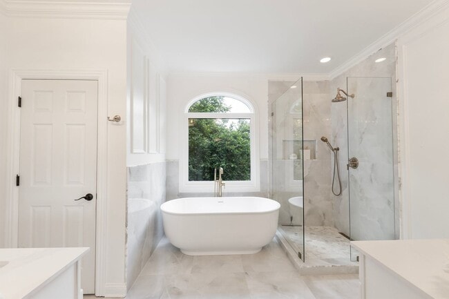 Building Photo - Luxury Furnished Home
