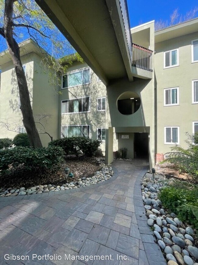 Building Photo - 2 br, 1 bath House - 155 N El Camino Real #5