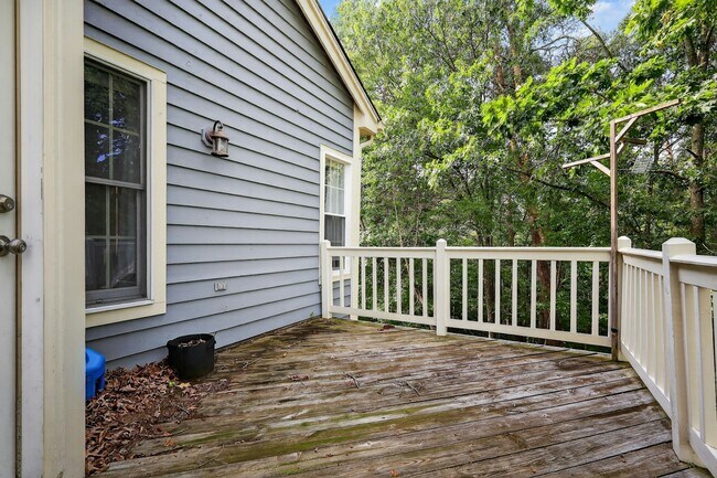 Building Photo - 2711 Summerview Way