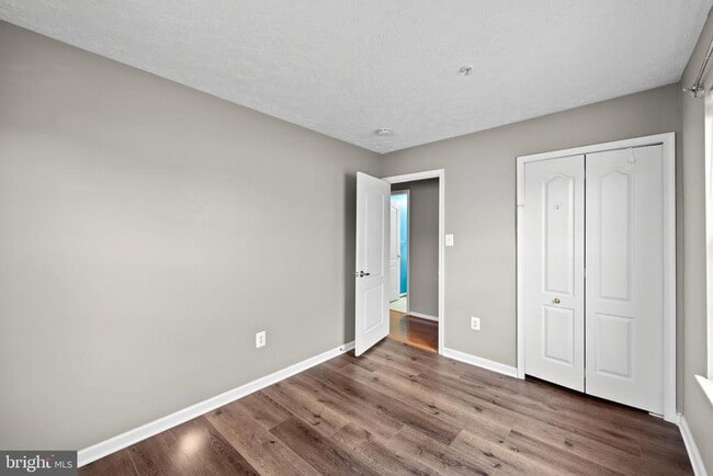 Building Photo - 8833 Hawthorne Ct