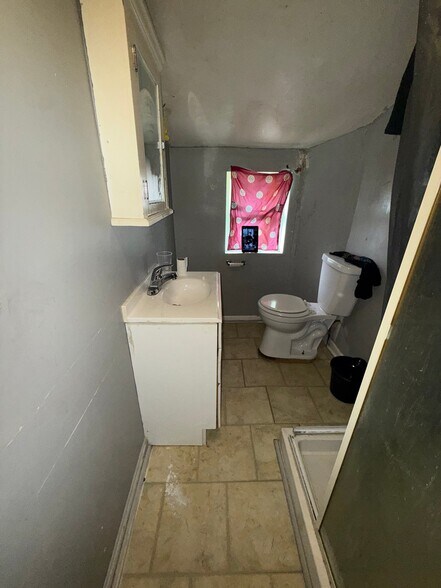 Building Photo - 1218 Pinehurst Ave