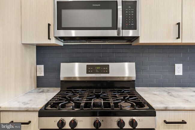 Building Photo - 2526 W Girard Ave