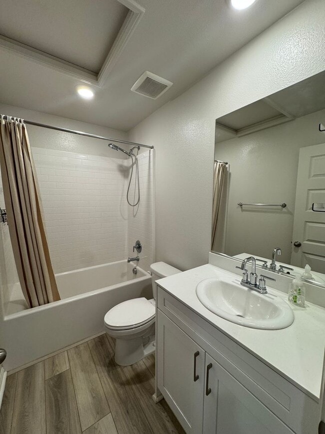 Building Photo - 2 Bedrooms 2.5 Bathrooms condo