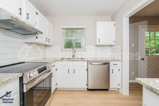 Building Photo - Stunning 4 Bedroom 2 Bathroom Home - Looki...