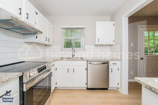 Building Photo - Stunning 4 Bedroom 2 Bathroom Home - Ready...